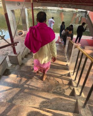 Nia Sharma Instagram - #kamakhyatemple🙏 🙏  This morning is blissful. 
#gauhati #assam 

Almost retracing steps.. visited this temple as a kid ,memories are obviously vague.. then a few years ago and Nowww.. 😇
Thank you #AkshayDas #Rajeevda for such beautiful Darshan.