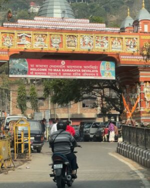 Nia Sharma Instagram - #kamakhyatemple🙏 🙏  This morning is blissful. 
#gauhati #assam 

Almost retracing steps.. visited this temple as a kid ,memories are obviously vague.. then a few years ago and Nowww.. 😇
Thank you #AkshayDas #Rajeevda for such beautiful Darshan.