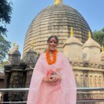 Nia Sharma Instagram – #kamakhyatemple🙏 🙏  This morning is blissful. 
#gauhati #assam 

Almost retracing steps.. visited this temple as a kid ,memories are obviously vague.. then a few years ago and Nowww.. 😇
Thank you #AkshayDas #Rajeevda for such beautiful Darshan. Khamakya Devi Temple,.guwahati, Assam