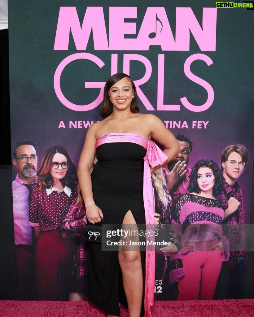 Nia Sioux Instagram - You may see this face in the new Mean Girls movie😏 so thrilled to be a part of something so iconic! My first big screen debut🥹 go watch Mean Girls Jan 12th💗 New York City