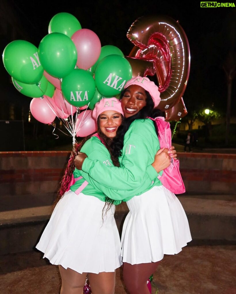 Nia Sioux Instagram - the yard just got a whole lot prettier💕💚 #alphakappaalpha #alphagamma UCLA