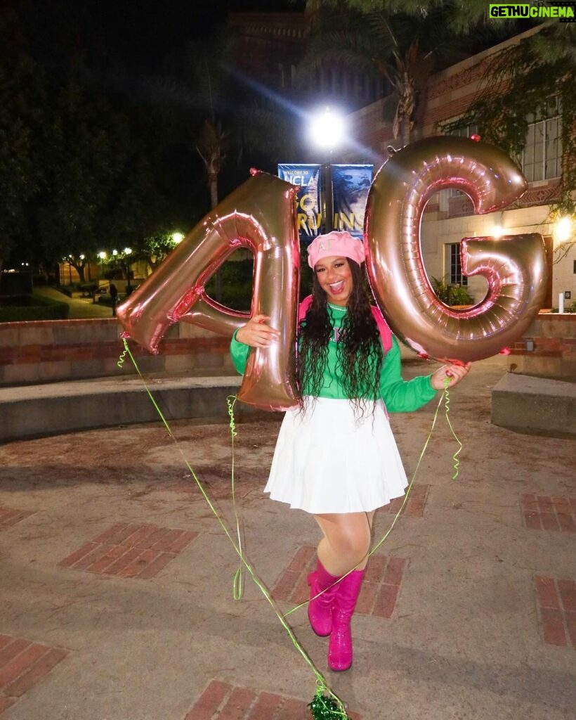 Nia Sioux Instagram - the yard just got a whole lot prettier💕💚 #alphakappaalpha #alphagamma UCLA