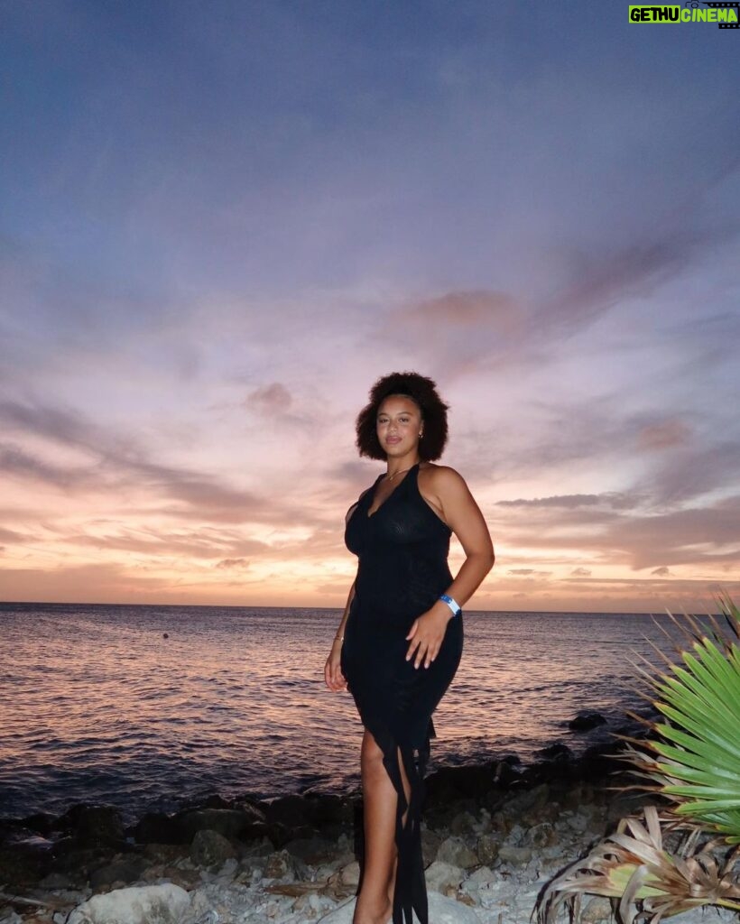 Nia Sioux Instagram - the sunset really came through for these pics🌅 Aruba