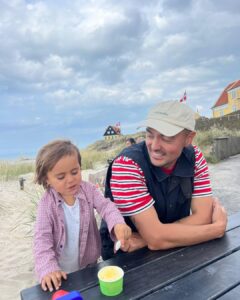 Nicholas Kawamura Instagram - Altid sommer i Skagen❤️ 1. Familien - minus én sovende Babette 2. Robin spiser is. Jeg kigger på🍦 3. Lykken er en hjerteformet fransk kartoffel😍🥔 4. Strand 1 (jeg var i)🏖️🩳🌊 5. Strand 2 (jeg var ikke i)🌊🌧️ 6. Negroni hos @soemaerket 🥃 7. Love sefie @trinekjaer_ 📸❤️ 8. Double stroller double oppakning👜💼 9. Kombardo jive ⛴️ Gl. Skagen
