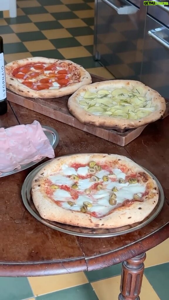 Nicholas Kawamura Instagram - Færdige pizzabunde fra @ilfornaiodk er så vindende et koncept. Tø op på et øjeblik, fyld på og så i ovnen💥 (Ærligt talt lækrere end hvis vi selv havde skulle lave dejen🤫)