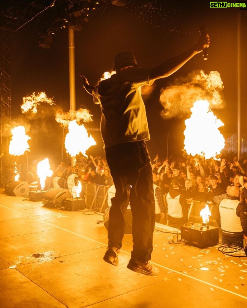 Nicholas Kawamura Instagram - I weekenden startede @pellepeterjencel og jeg festivalsæsonen op på @jellingmusikfestival Jeg ville lyve hvis jeg sagde at jeg ikke var en smule nervøs før vi gik på. Det er fem år siden vi sidst var på tour. Så tak til @dizzymizzlizzyofficial for lige at gå nogle minutter over tid ovre på den anden scene. Det købte mig lige lidt tid til at få styr på åndedrættet før vi gik på😅 Vi skal omkring nogle af de helt skønne scener som @laagsusofficiel i løbet af sommeren og jeg kan kun opfordre dig til at kigge forbi hvis du lige er i nærheden og har lyst til at fyre den🫠 Den fulde tourplan følger btw. i morgen✔️ 📸: @alexanderhaakansson Jelling Musikfestival