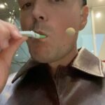 Nicholas Kawamura Instagram - Min weekend var: 1. Æble 2. Næsten (stjerne)klar 3. Børste 4. Yndlingschips (mange) 5. Planteindkøb (stort) 6. Fint Rent Tøj