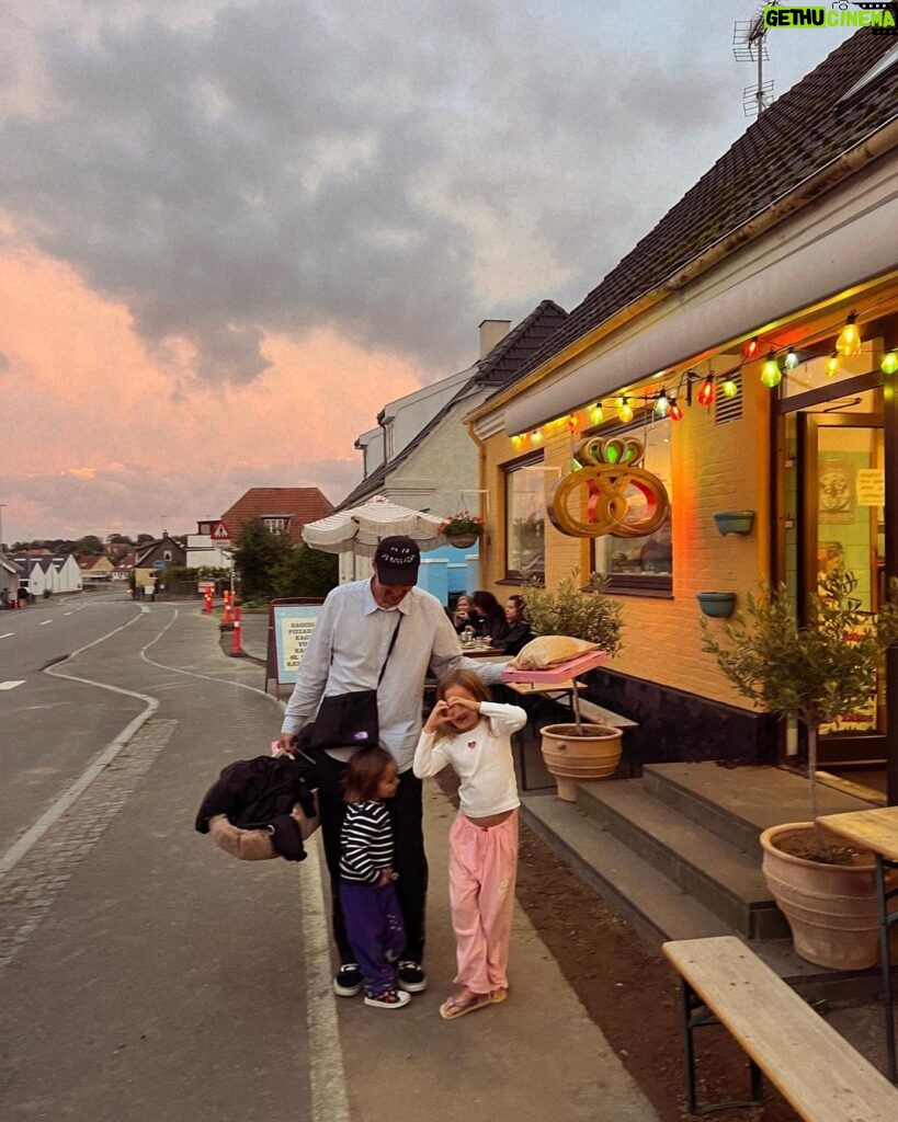 Nicholas Kawamura Instagram - Vi traf en rask beslutning og tog til Bornholm her i weekenden❤️ 1. Najell livet 2. Pizza date 3. Georg look i blæsevejr 4. @trinekjaer_ har et moment☕️☀️ 5. Blæsevejrsbegejstring 6. Stedet 7. Robiiiin😍 8. Bornholmsk eller hollandsk??? Allinge, Bornholm, Denmark