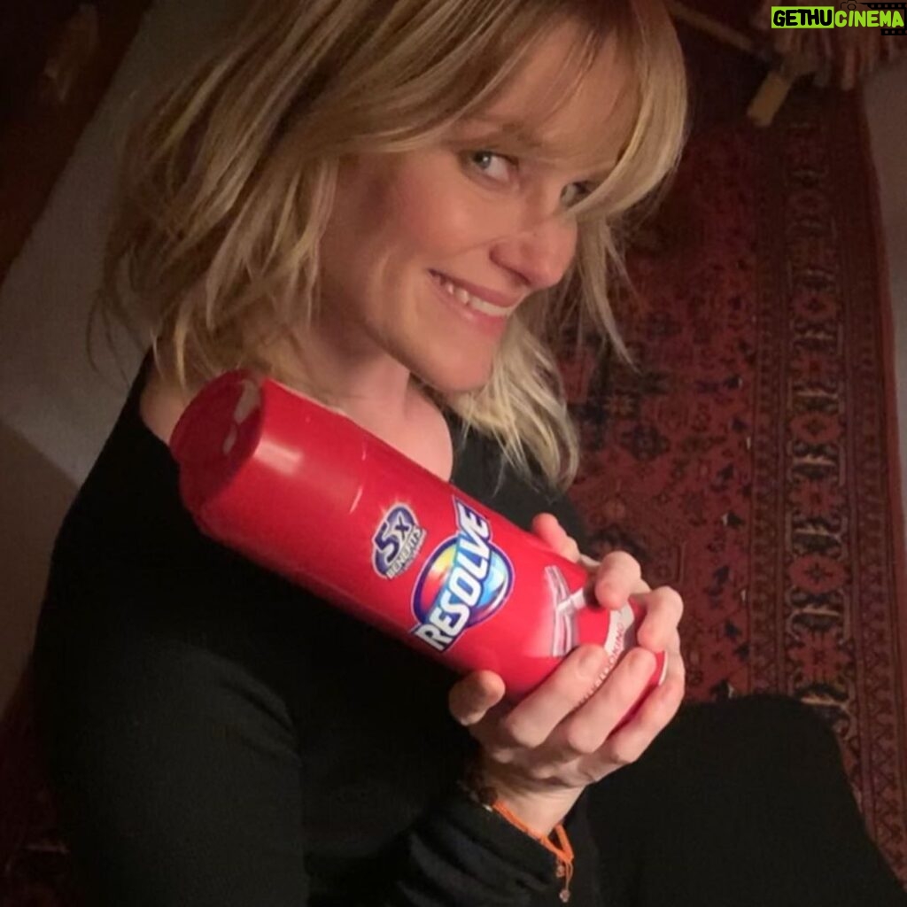 Nicholle Tom Instagram - Doing my best #uma whilst cleaning carpet stains the other night! #resolve #pulpfiction #peaceout✌@umathurman