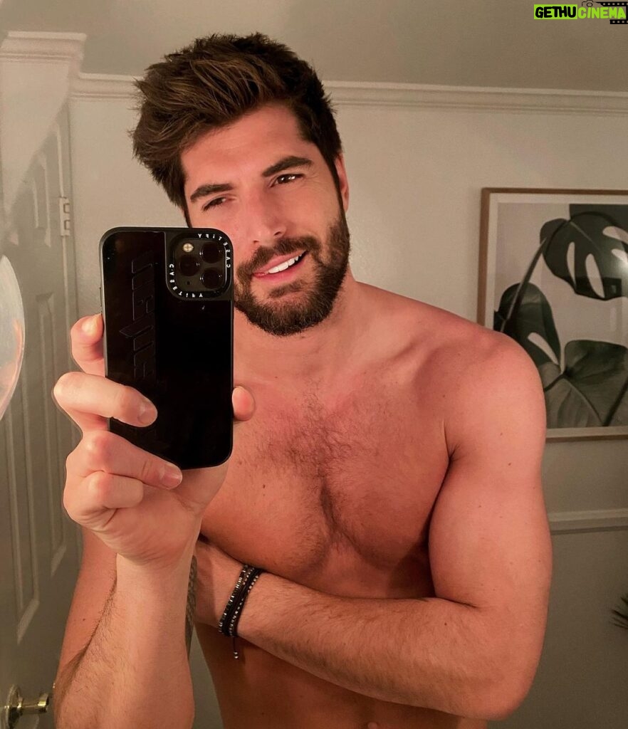 Nick Bateman Instagram - Good Morning 🌞 nothing like a douchey mirror selfie to start the day 🙌🏼 Los Angeles, California