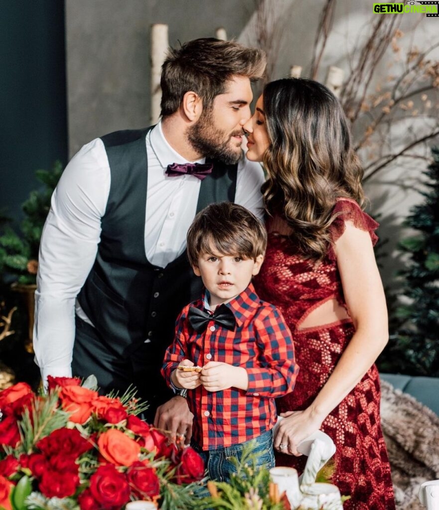 Nick Bateman Instagram - Merry Christmas from the Bateman Family ❄️ Toronto, Ontario