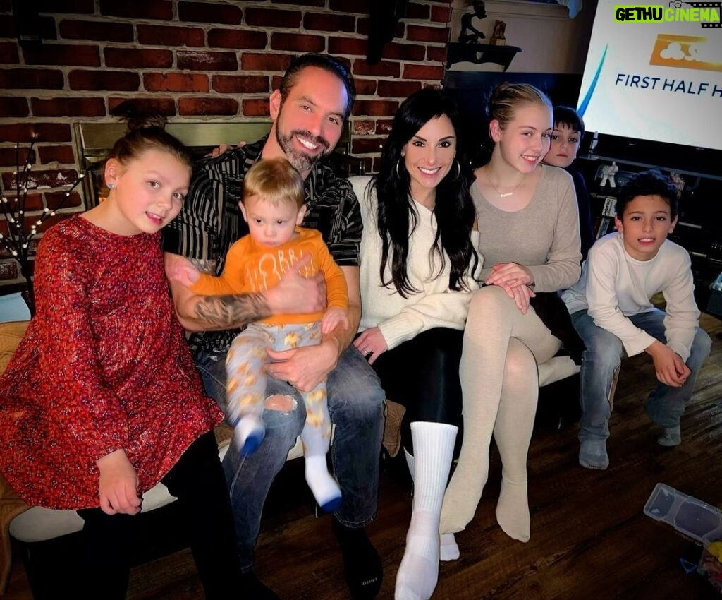 Nick Groff Instagram - LOVE OUR FAMILY!! ❤️ ❤️ What a great Thanksgiving! Hope everyone is having a great day with #family #love @tessagroff_