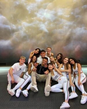 Nicky Andersen Instagram - Just one big family <3 New music video out tomorrow🎥
 (I just saw it & it is ABSOLUTELY INCREDIBLE) 

@nowunited #choreographer