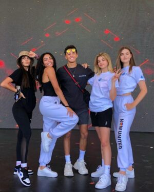 Nicky Andersen Instagram - Excited to see them perform tonight 🎤 @nowunited #choreographer #livestreamconcert
