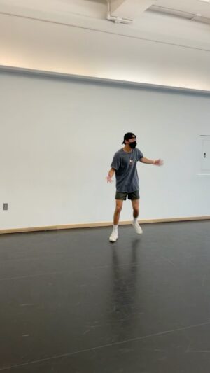 Nicky Andersen Instagram - Every now & then I gotta show my dancers that these legs still work 😅🧞‍♂️ #Aladdin #Dance #nyc