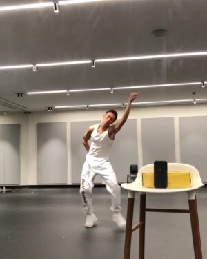 Nicky Andersen Instagram - Can’t believe so many Uniters have done my “Lean On Me”choreography😍 

Here are some videos of my process on creating the #NowUnitedLeanOnMe choreography 😅

1st video: The official choreography 

2nd video: Me filming myself freestyling.. funny how close this freestyle was to the official choreography 

3rd video: me being frustrated on not making the perfect ending 😭 

4th video: Me not being able to sleep at 3.00am because I had the song in my head and wanted to create the perfect choreo 🥺

@nowunited #choreographer @msaagency
