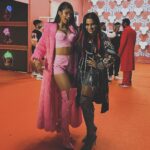 Nikhita Gandhi Instagram - High Hukku Gang! #king #highhukku #bts #shooting📷 #musicvideo #behindthescenes #newlife #gang Stylist: @sharanya_chandna Assistants: @nupshah23 @styleby_kbirari @fanaanofficial