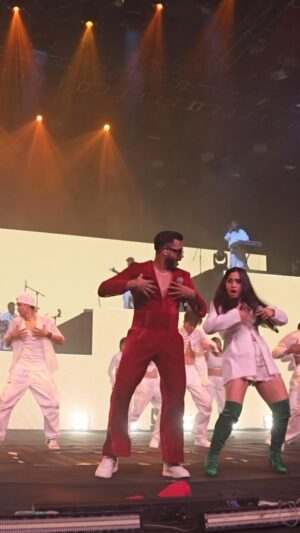 Nikhita Gandhi Instagram - High Hukku High on your love 🪩🫶🏻

#highhukku #king #newlife #mumbaishow #dome #christmas #nikhitagandhi #albumtour #sunilshetty #tips
