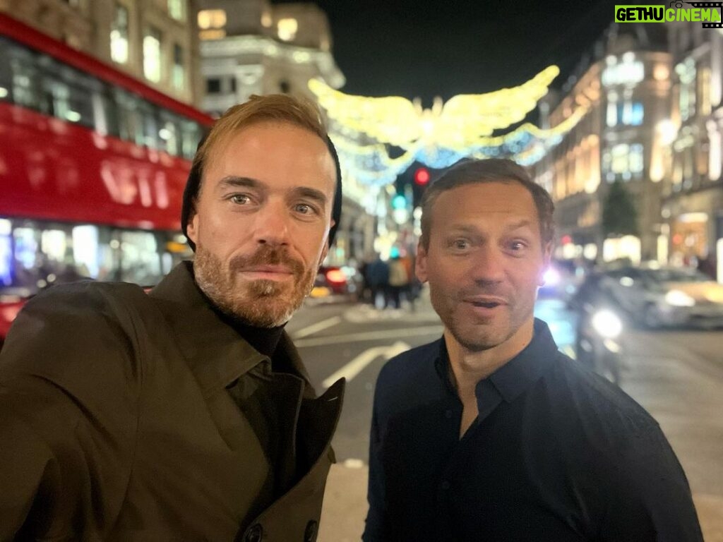 Niki Iliev Instagram - Лондон, благодарим за хубавата енергия и многото смях на прожекцията вчера! Това беше края на турнето на @the_reunion_movie за тази година…мисля. Беше страхотно🙏🎬 Ние отиваме на “Клетниците”…местният вариант😉🤘 London, United Kingdom