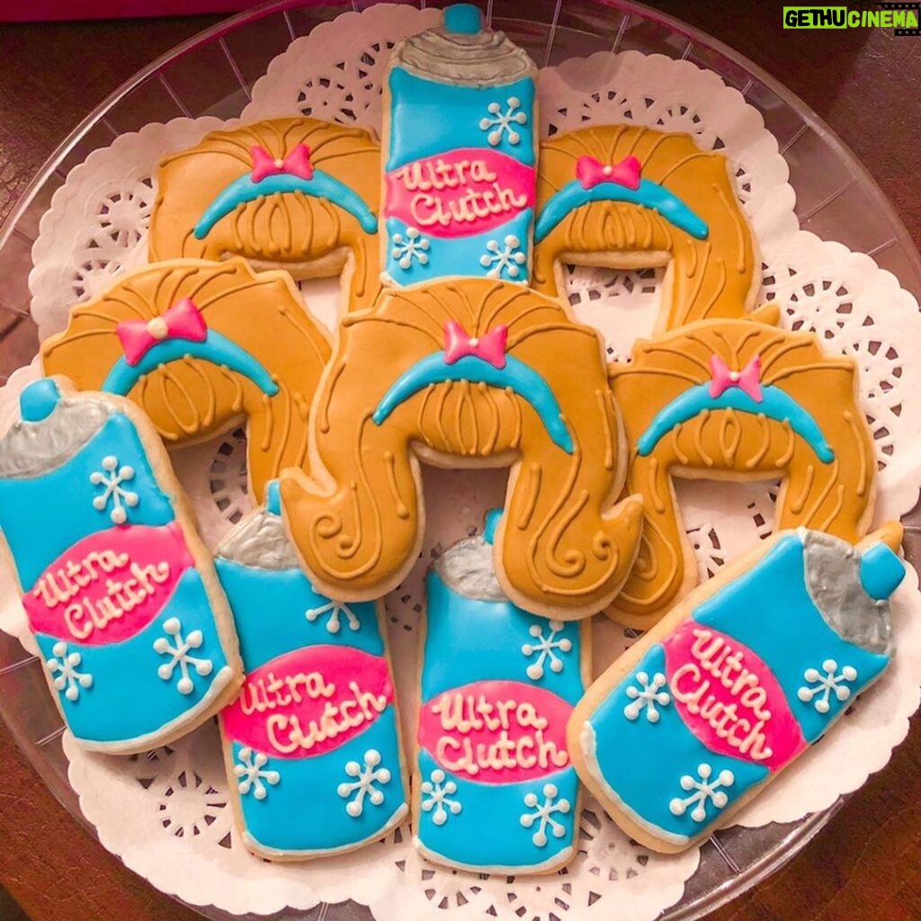 Nikki Blonsky Instagram - “Mama, I’m a baked good now!” The only thing better than how good these look are how good they taste! Guys, this is not an ad, I’m just that obsessed! If you live in the Long Island area, you MUST call @bake_me_crazy_desserts! Friends, you now know what you’ll be getting for all occasion celebrations going forward! 🎂❤😍 Just Laugh