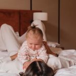 Nikol Švantnerová Instagram - Dlouho jsem hledala v Praze takový náš ,,druhý domov”, protože cestujeme stále častěji a s Miunkou jsou ty potřeby daleko větší.No našly jsme ho tady @thejulius_prague 🧳🤍 Možnost si vyprat, uvařit, ale pořád mít hotelový servis, krásné prostředí a lokalita přímo v centru. Děkujeme! #homeawayfrom The Julius Prague