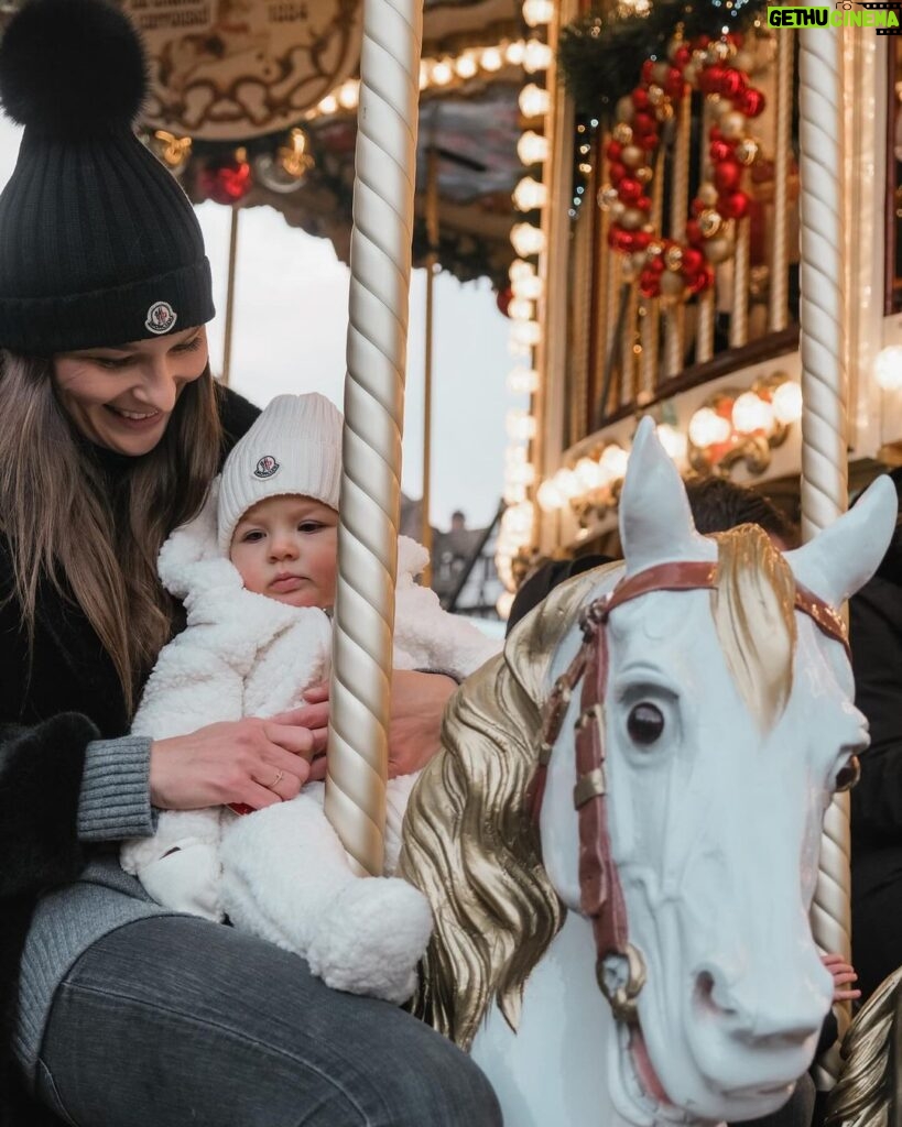 Nikol Švantnerová Instagram - Vánoční trhy ve Štrasburku jsem měla na wishlistu už dlouho a byly dokonalé!🎠🧸krásně nazdobené ulice, trhy na každém rohu, milion světýlek, atrakcí, jediné co jim mohu vytknout jsou plastové kelímky místo hrníčků😁 #christmasmarket #strasbourg Strasbourg, France