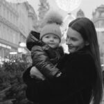 Nikol Švantnerová Instagram – Vánoční Vídeň🎀
Tentokrát celá rodina pohromadě, @patasvantner se nám po roce vrátil, tak jsem ho hned z letiště vytáhla nasát atmosféru.
#christmastime Wiener Christkindlmarkt