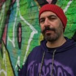 Nima Akbarpour Instagram - در این برنامه کلیک به سراغ مزارع خورشیدی شناور در کشور پرتغال می‌رویم تا ببینیم مزیتش نسبت به مزارع خورشیدی معمولی چیست. فناوری‌های جدیدی را بررسی می‌کنیم که هدف‌شان پاکسازی زباله‌های رهاشده در اقیانوس‌هاست. نگاهی می‌اندازیم به سربند واقعیت مجازی PS VR2 که برای پلی‌استیشن ۵ تولید شده است. به زوریخ می‌رویم تا شاهد بازیافت کامل ساختمان‌ها باشیم. و گوشی موبایل‌مان را تعمیر می‌کنیم. BBC Broadcasting House