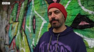 Nima Akbarpour Instagram - در این برنامه کلیک به سراغ مزارع خورشیدی شناور در کشور پرتغال می‌رویم تا ببینیم مزیتش نسبت به مزارع خورشیدی معمولی چیست. فناوری‌های جدیدی را بررسی می‌کنیم که هدف‌شان پاکسازی زباله‌های رهاشده در اقیانوس‌هاست. نگاهی می‌اندازیم به سربند واقعیت مجازی PS VR2 که برای پلی‌استیشن ۵ تولید شده است. به زوریخ می‌رویم تا شاهد بازیافت کامل ساختمان‌ها باشیم. و گوشی موبایل‌مان را تعمیر می‌کنیم.