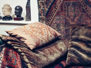 Nima Akbarpour Instagram - Exploring the Sigmund #Freud House in #London and came across his consultation room where patients would lean on the #Persian #rug on the sofa and share their deepest thoughts with the father of psychoanalysis himself. It's incredible to imagine the impact Freud  had on the field of #psychology from this very spot.

خانه‌موزه زیگموند فروید و #قالی قشقایی روی تخت مراجعانش، #فرش بخشایش روی زمین و قالی ترکمن آویزان روی دیوار.