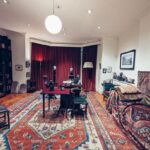 Nima Akbarpour Instagram - Exploring the Sigmund #Freud House in #London and came across his consultation room where patients would lean on the #Persian #rug on the sofa and share their deepest thoughts with the father of psychoanalysis himself. It's incredible to imagine the impact Freud had on the field of #psychology from this very spot. خانه‌موزه زیگموند فروید و #قالی قشقایی روی تخت مراجعانش، #فرش بخشایش روی زمین و قالی ترکمن آویزان روی دیوار. The Sigmund Freud Museum