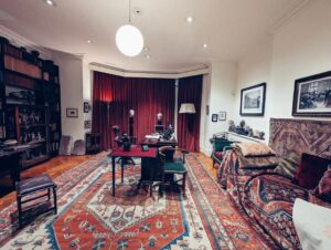 Nima Akbarpour Instagram - Exploring the Sigmund #Freud House in #London and came across his consultation room where patients would lean on the #Persian #rug on the sofa and share their deepest thoughts with the father of psychoanalysis himself. It's incredible to imagine the impact Freud  had on the field of #psychology from this very spot.

خانه‌موزه زیگموند فروید و #قالی قشقایی روی تخت مراجعانش، #فرش بخشایش روی زمین و قالی ترکمن آویزان روی دیوار.