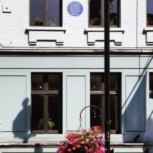 Nima Akbarpour Instagram - Karl #Marx lived here 1851-56 🔍
در خلال کوچه‌گردی‌ها در #لندن، یهو دیدم دارم از جلوی خونه #مارکس رد می‌شم.