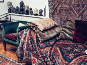 Nima Akbarpour Instagram - Exploring the Sigmund #Freud House in #London and came across his consultation room where patients would lean on the #Persian #rug on the sofa and share their deepest thoughts with the father of psychoanalysis himself. It's incredible to imagine the impact Freud  had on the field of #psychology from this very spot.

خانه‌موزه زیگموند فروید و #قالی قشقایی روی تخت مراجعانش، #فرش بخشایش روی زمین و قالی ترکمن آویزان روی دیوار.