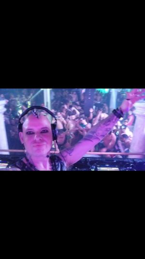 Nina Flowers Instagram - Buenos dias a todos mis lovers alla afuera. 
Empezó mi día con este TBT de la fiesta WTF en Miami con todos mis babies, desordenando y dando candela. Happy Thursday Lovers 💙😎🤸🍾🥂
Miami regresamos pronto!!
#wtfmiami #wtfparty #LPNMIAMI #ninaflowers #djninaflowers