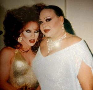 Nina Flowers Instagram - TBT, 2002 con nuetra querida y adorada Mami Ruddy's Martinez, que descanse en paz. Para todo los los amigo que no podran estar presente en el servicio de Mami, aqui les coparto el link con los detalles, por si le quieren enviar flores 🖤 El velorio se llevara a cabo el sabado y el domigo en la funeraria PR Memorial ubicada en Santurce.
https://www.dignitymemorial.com/obituaries/san-juan-pr/mami-ruddy%E2%80%99s-martinez-diaz-11555817