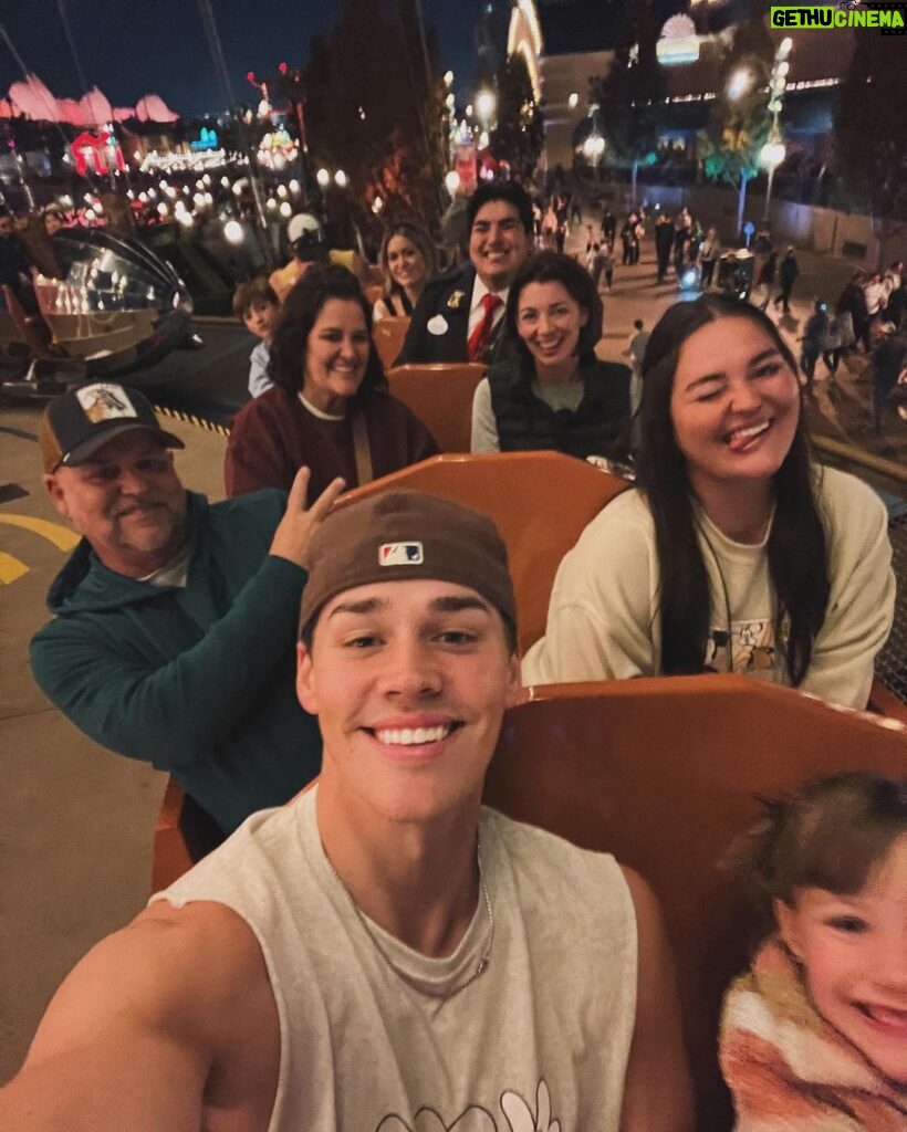 Noah Beck Instagram - nothing like family<3