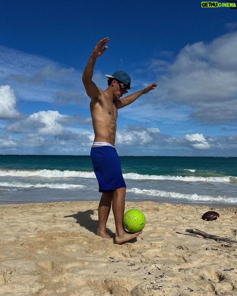 Noah Beck Instagram - 🥥🌴🌺🌊☀️🧢⚽️📷🍍🚘🕶️🫂