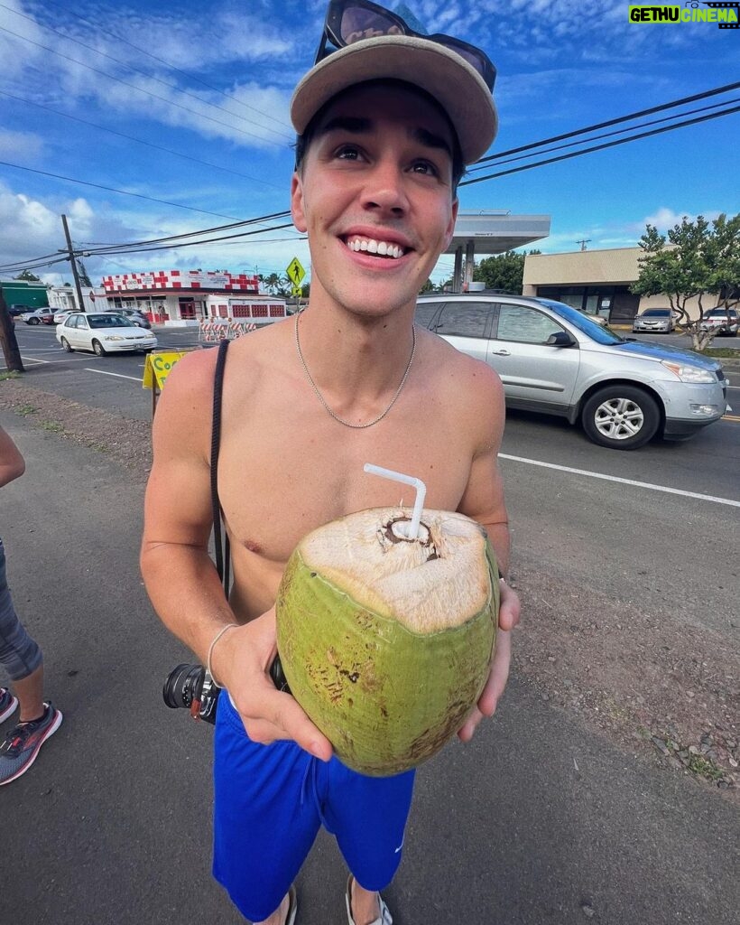 Noah Beck Instagram - 🥥🌴🌺🌊☀️🧢⚽️📷🍍🚘🕶️🫂