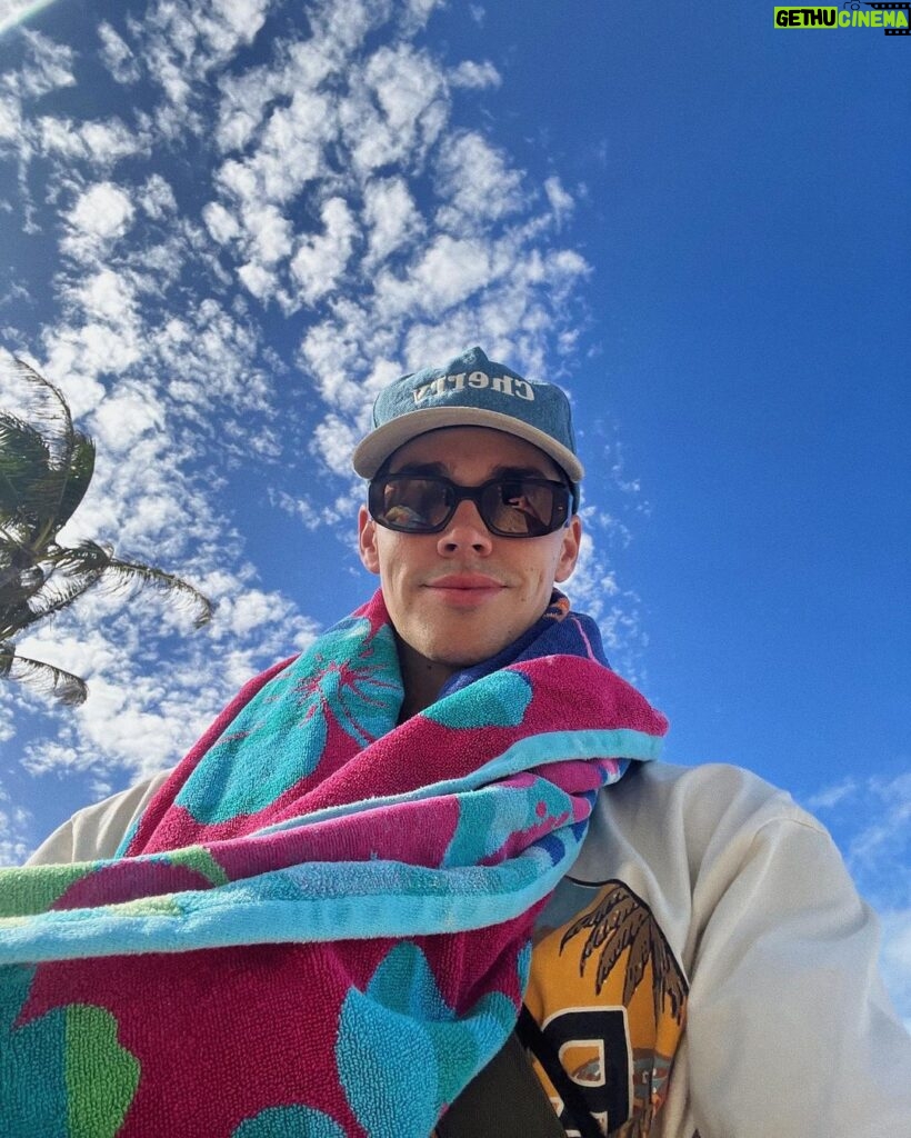 Noah Beck Instagram - 🥥🌴🌺🌊☀️🧢⚽️📷🍍🚘🕶️🫂