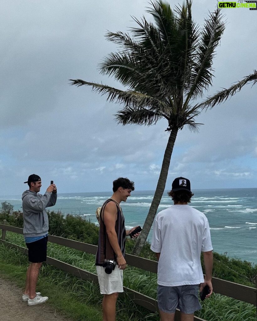 Noah Beck Instagram - more hawaii dumps incoming!!