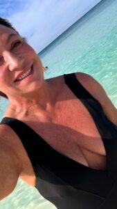 Norah Casey Instagram - Nice day off the boat at the #bahamas … I might never leave 🏊‍♀️ ☀️ 🐠 🍸