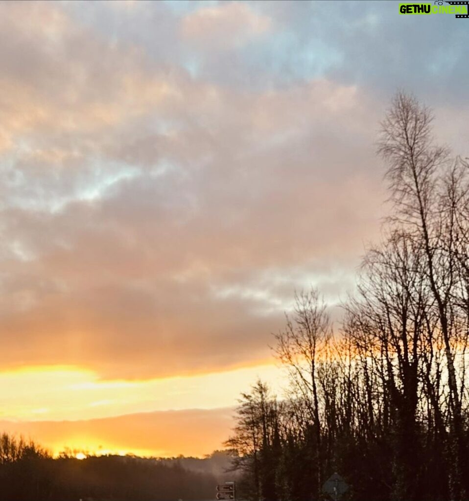 Norah Casey Instagram - Sunrise in #leitrim and Sunset in #puertodemogán #allinaday #greattobeback 💚☀️ Puerto de Mogán