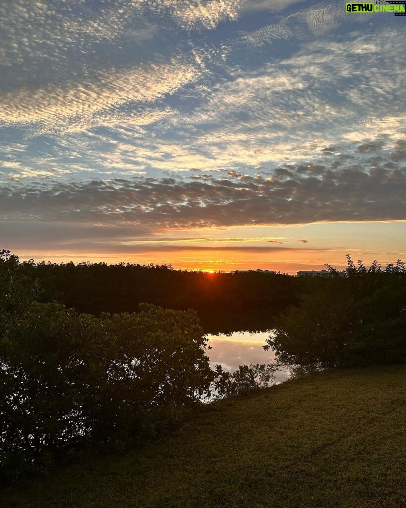 Norah Casey Instagram - Morning has broken here in #velusiacountyflorida and it’s going to be another day of new stuff…. heading south to another world #itslifejimbutnotasweknowit 👽 #softlaunch Victoria 1883