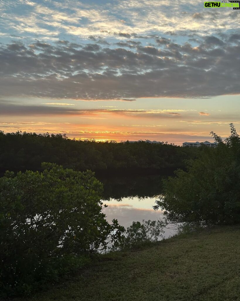 Norah Casey Instagram - Morning has broken here in #velusiacountyflorida and it’s going to be another day of new stuff…. heading south to another world #itslifejimbutnotasweknowit 👽 #softlaunch Victoria 1883