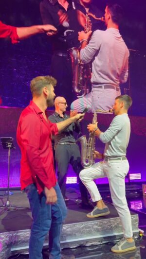 Novak Djokovic Instagram - Kakva noc sinoc u Beogradu!!!🔥🔥🔥 Hvala Vam od srca ❤️🇷🇸 A dobili smo i novog clana benda 😜🤣🎷 @djokernole