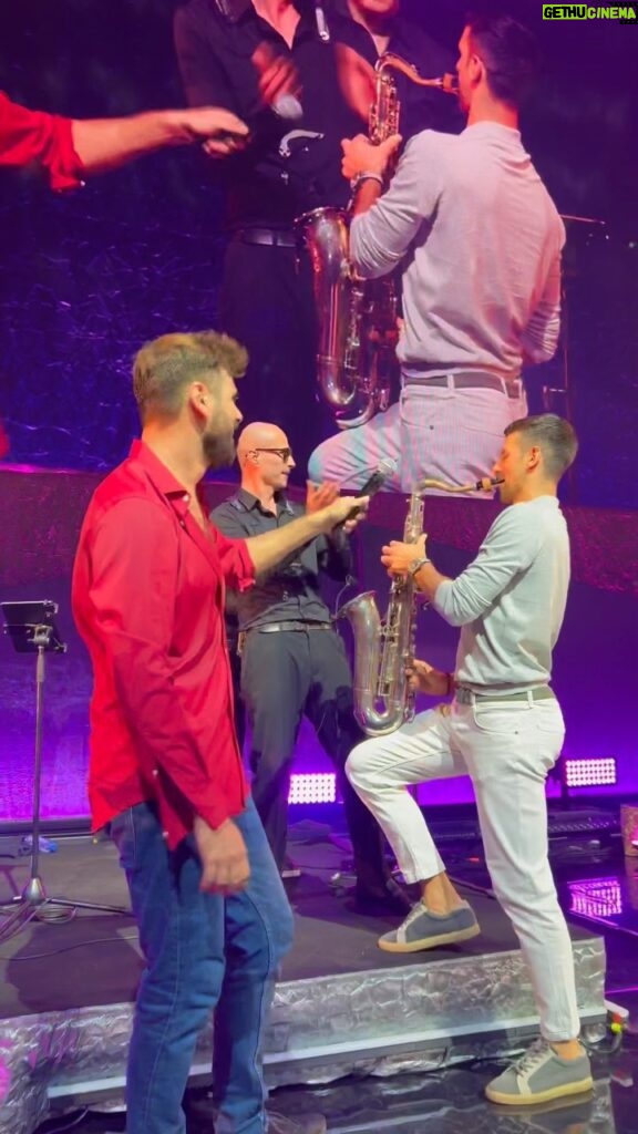 Novak Djokovic Instagram - Kakva noc sinoc u Beogradu!!!🔥🔥🔥 Hvala Vam od srca ❤️🇷🇸 A dobili smo i novog clana benda 😜🤣🎷 @djokernole Belgrade, Serbia