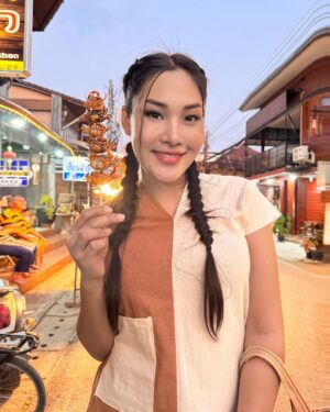Nuntita Khampiranon Instagram - ดื่มด่ำกับวัฒนธรรมอันงดงาม แบบ อีสานตอนบน ที่ ถนนคนเดิน อำเภอ เชียงคาน ริมแม่น้ำโขง เป็นอีกหนึ่งที่ ที่ควรค่าแก่การมาเยือนมากๆค่ะ ❤️