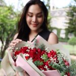 Nuntita Khampiranon Instagram - ก่อนอื่นสิ่งที่เบลล์เคยบอกไปเรื่องการลดสถานะและเราสองคนเคยคุยกันเรื่องที่เราต้องการจะยุติความสัมพันธ์ในฐานะสามี ภรรยานั้น เป็นเรื่องจริง ซึ่งเราตกลงกันว่าเราจะลองแยกกันอยู่เพื่อให้เราได้ทบทวนกันและกันจริงๆ ว่าเรานั้นต้องการ ที่จะจบความสัมพันธ์กันจริงๆมั้ย ระหว่างเบลล์กับสามี เราไม่ได้มีปัญหาเรื่องมือที่สามแต่อย่างใด แต่เป็นเรื่องของความคิดเห็นที่ไม่ตรงกัน และมองโลกกันคนละมุม จนไม่สามารถไปกันต่อได้ เราจึงเลือกที่จะแยกกัน และเบลล์ก็พร้อมที่จะเริ่มต้นชีวิตตัวเองใหม่อีกครั้ง แต่วันนี้ สามี เดินทางมาจากเมกาเพื่อมา surprise ซึ่งครอบครัวเบลล์และเบลล์ ก็ตกใจกันมาก เค๊ากลับมาครั้งนี้เพื่อมาขอโอกาสให้เราได้ลองกลับมา รักษาสถานะความสัมพันธุ์ของเราอีกครั้ง ซึ่ง เค๊าขอโอกาสสุดท้ายในชีวิต เพื่อให้เค๊าได้พิสูจน์ตัวเองว่าเค๊าจะเป็นสามีที่ดีให้เราได้จริงๆ อีกครั้ง และได้กราบขอขมาต่อคุณพ่อคุณแม่ของเบลล์กับสิ่งที่ พลาดพลั้งไป เบลล์และครอบครัวจึงตัดสินใจที่จะให้โอกาสเค๊า เพราะเบลล์เชื่อว่า การให้ที่ยิ่งใหญ่ที่สุด คือการให้โอกาส และเบลล์ต้องขอขอบคุณทุกๆกำลังใจจากแฟนคลับ พี่ๆที่เคารพ เพื่อนๆ พี่น้องทุกคนที่คอย support และ inbox มา ด้วยความห่วงใยเบลล์ซาบซึ่งมากๆ ค่ะ และเบลล์จะเก็บเอาบทเรียนครั้งนี้ มาเป็นบทเรียนเพื่อทำให้เรา เป็นคนที่เติบโตขึ้น ได้อย่างดีที่สุด