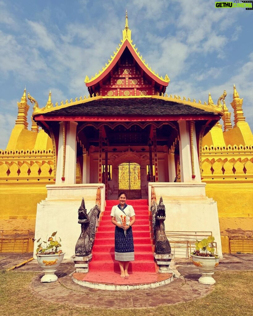 Nuntita Khampiranon Instagram - ขอเป็นสาวลาว เวียงจันทร์ หนึ่งวันนะคะ #สักการะวัดพระธาตุหลวง #เวียงจันทร์ วัดพระธาตุหลวง เวียงจันทน์